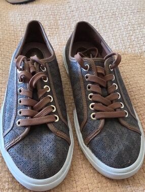 STUNNING MICHAEL KORS LOGO SNEAKERS